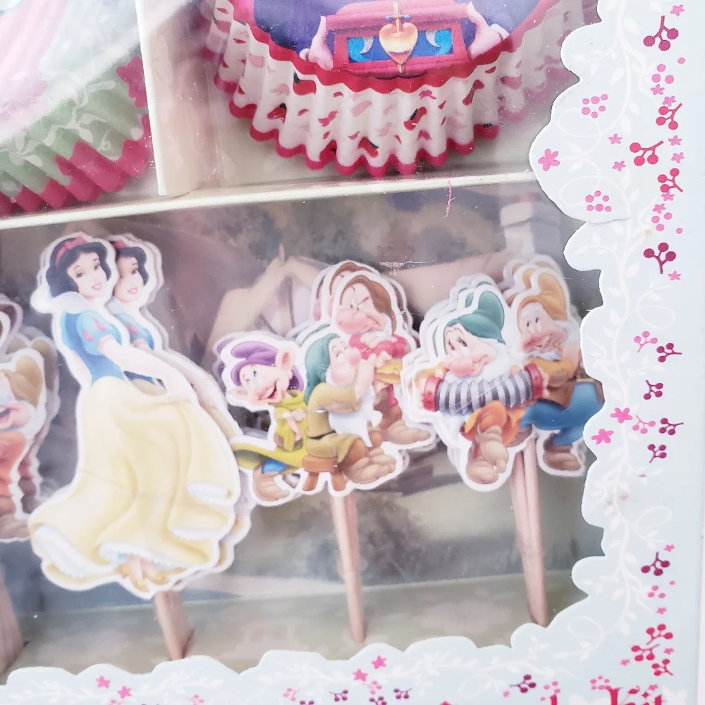 Williams Sonoma Snow White Cupcake Kit